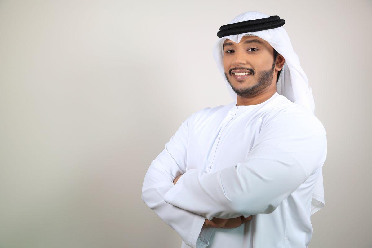 مهني إماراتي في بيئة عمل معاصرة