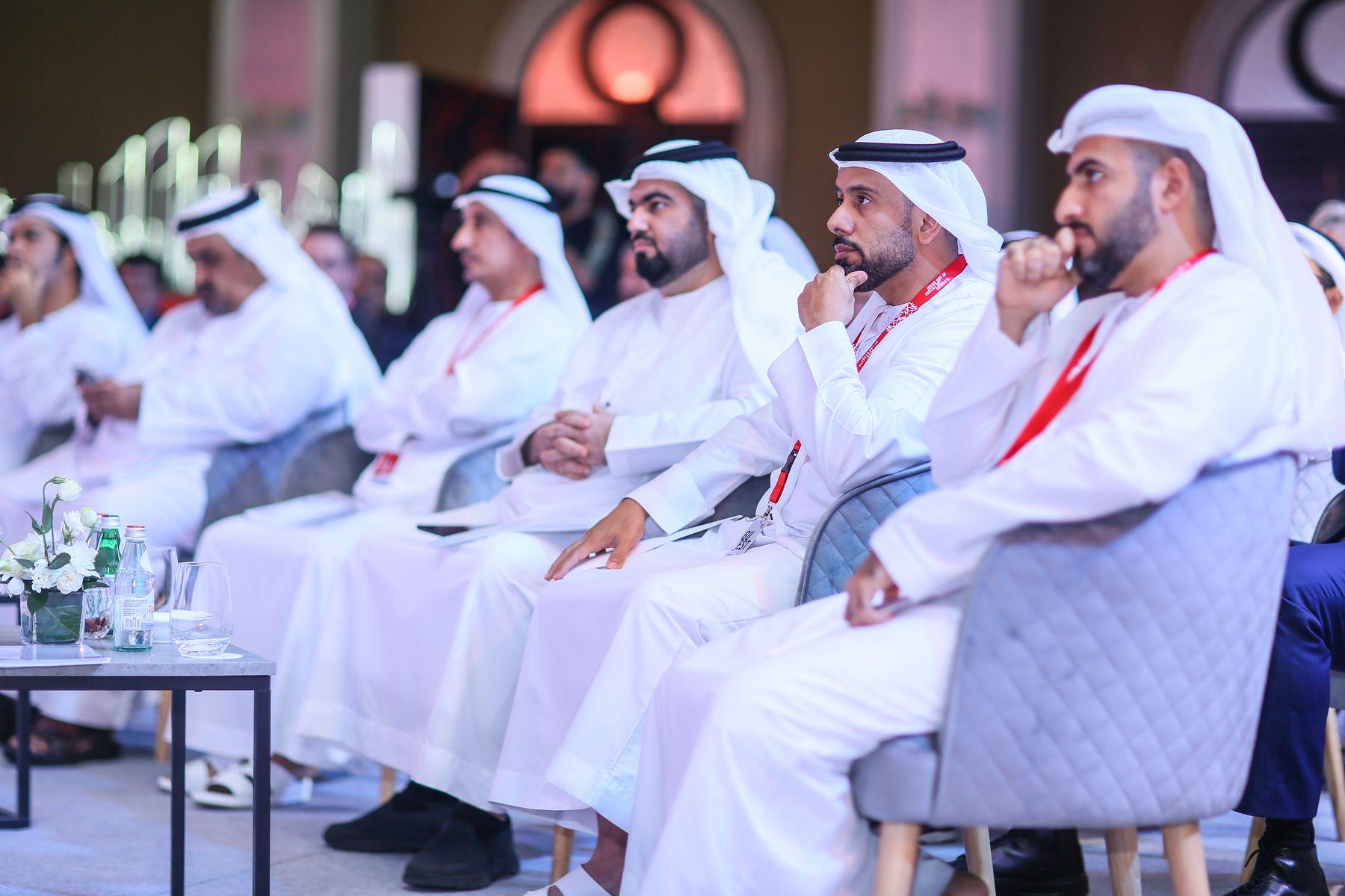 مهنيون إماراتيون في بيئة عمل حديثة في دبي